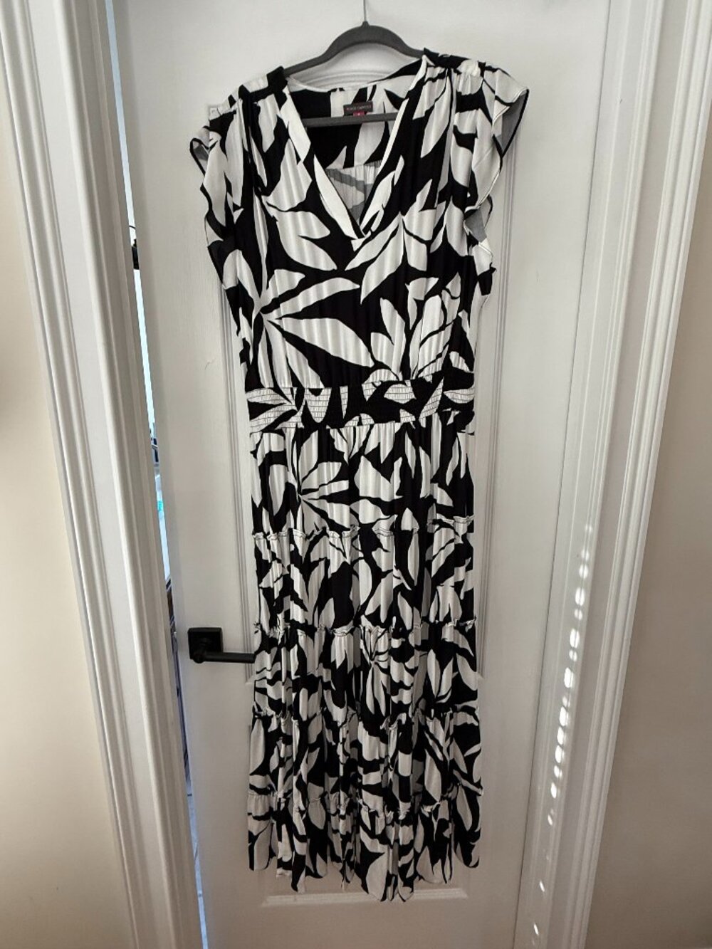 Vince Camuto black and white abstract print flutter sleeve maxi dress. Size XL
